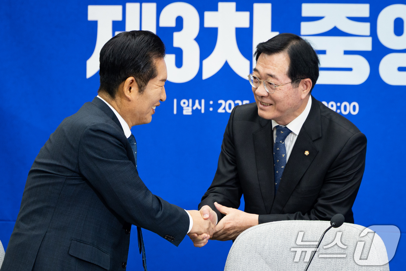 (서울=뉴스1) 유승관 기자 = 정청래 더불어민주당 대표와 민홍철 중앙위원회 의장이 5일 서울 여의도 국회에서 열린 제3차 중앙위원회의에서 인사하고 있다. 2025.12.5/뉴스1 …