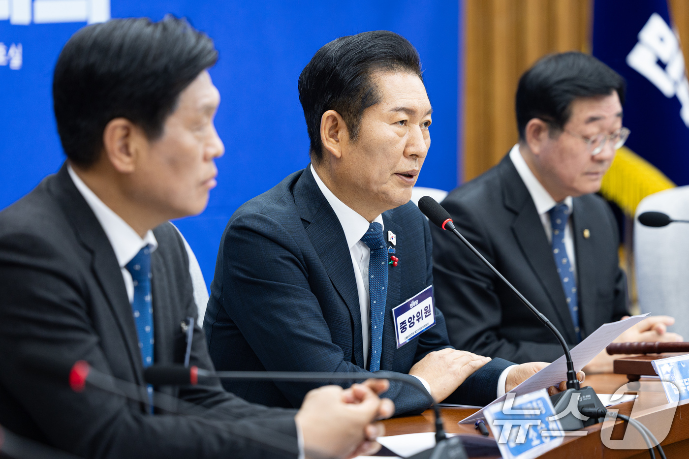 (서울=뉴스1) 유승관 기자 = 정청래 더불어민주당 대표가 5일 서울 여의도 국회에서 열린 제3차 중앙위원회의에서 인사말을 하고 있다. 2025.12.5/뉴스1