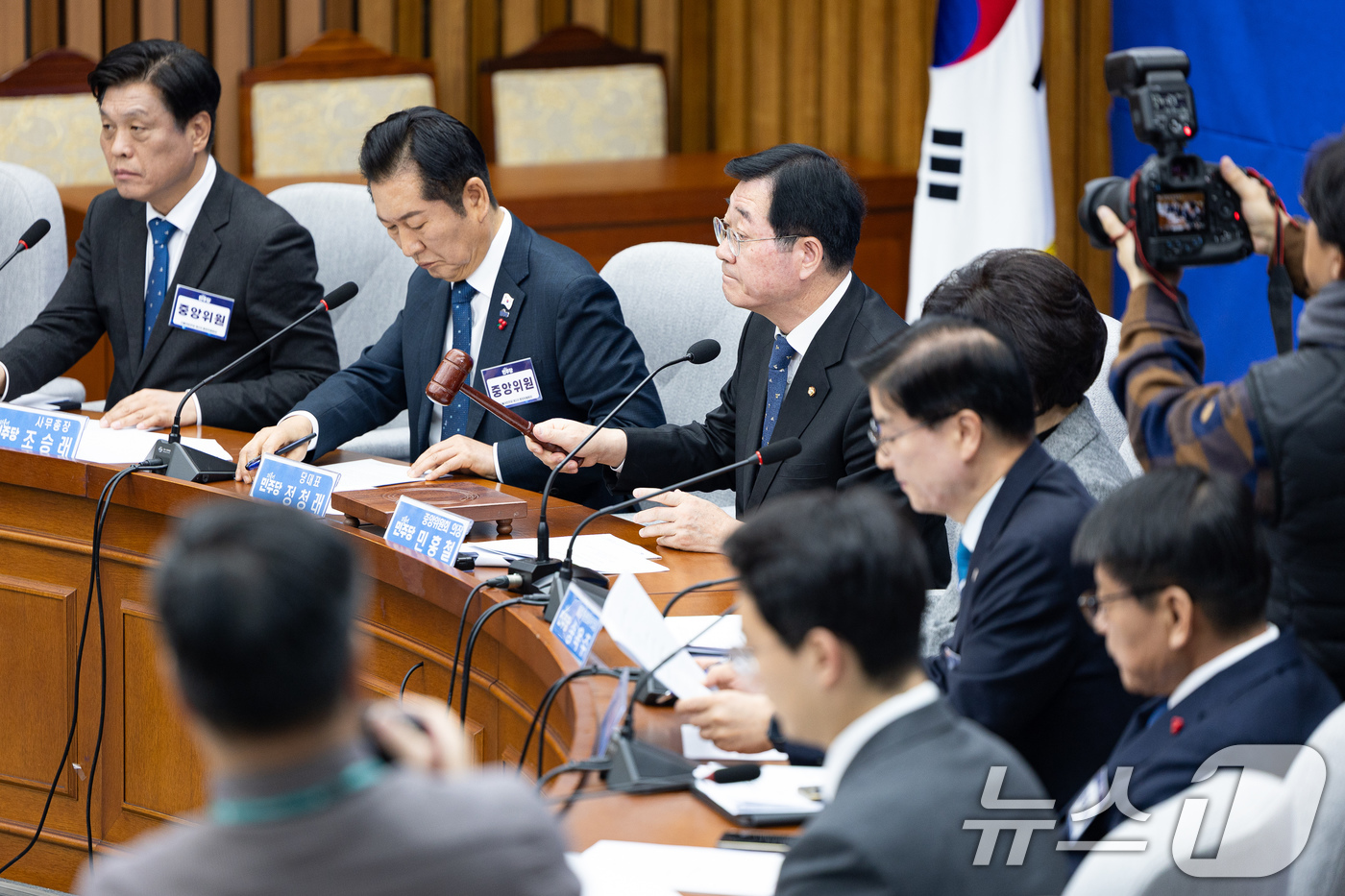 (서울=뉴스1) 유승관 기자 = 민홍철 더불어민주당 중앙위원회 의장이 5일 서울 여의도 국회에서 열린 제3차 중앙위원회의에서 의사봉을 두드리고 있다. 2025.12.5/뉴스1