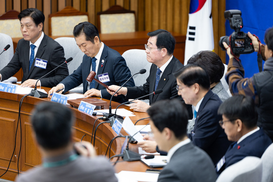 의사봉 두드리는 민홍철 민주당 중앙위 의장