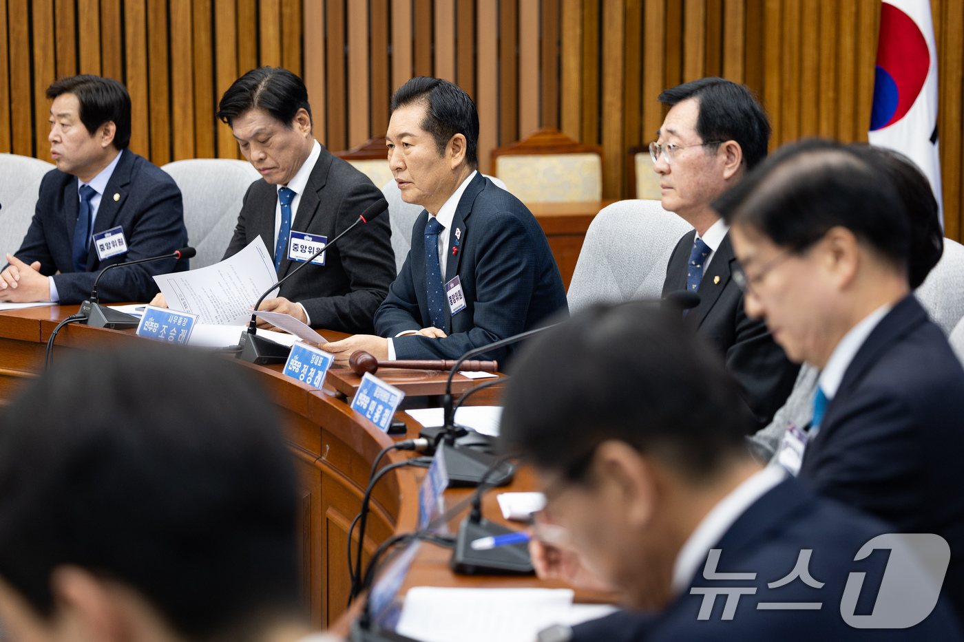 (서울=뉴스1) 유승관 기자 = 정청래 더불어민주당 대표가 5일 서울 여의도 국회에서 열린 제3차 중앙위원회의에서 인사말을 하고 있다. 2025.12.5/뉴스1