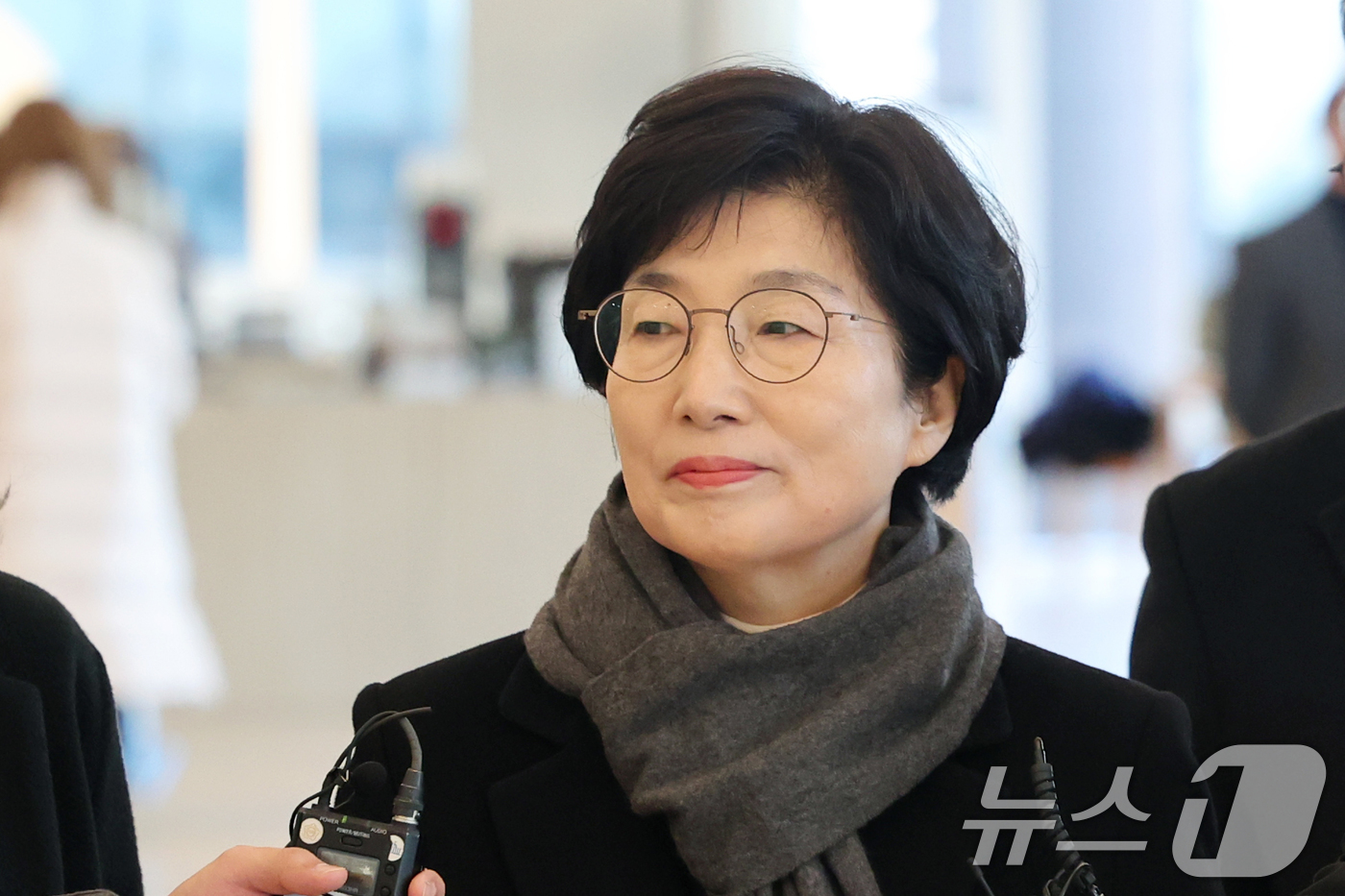 (서울=뉴스1) 황기선 기자 = 김기현 국민의힘 의원 배우자 이 모 씨가 5일 오전 오전 서울 종로구 광화문 KT 빌딩에 마련된 김건희 특검(특별검사 민중기) 사무실에 피의자 신분 …