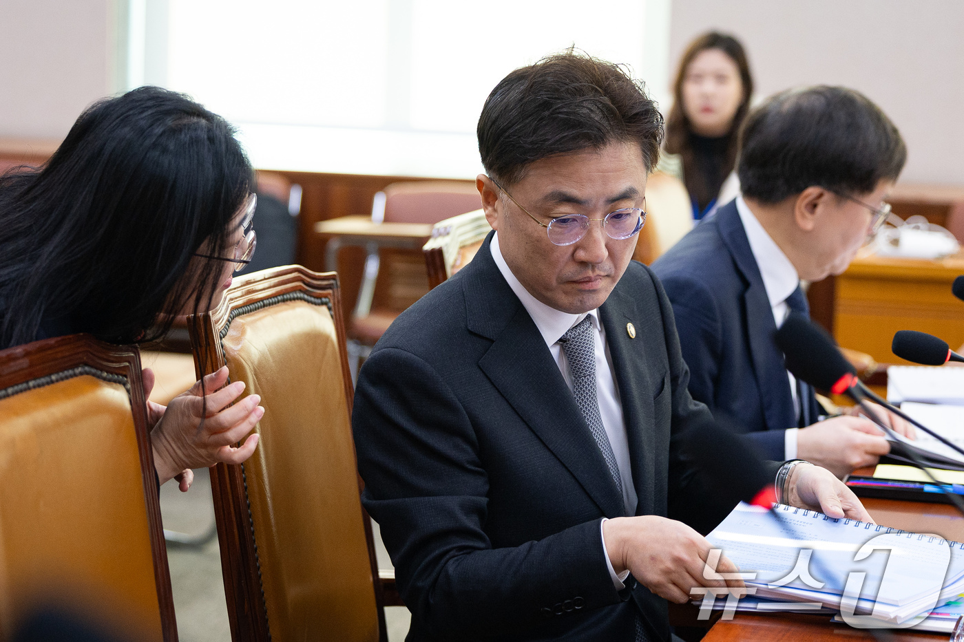 (서울=뉴스1) 유승관 기자 = 이진수 법무부 차관이 5일 서울 여의도 국회에서 열린 제429회 국회(정기회) 법제사법위원회 제9차 법안심사제1소위원회에 출석해 관계자와 대화하고 …