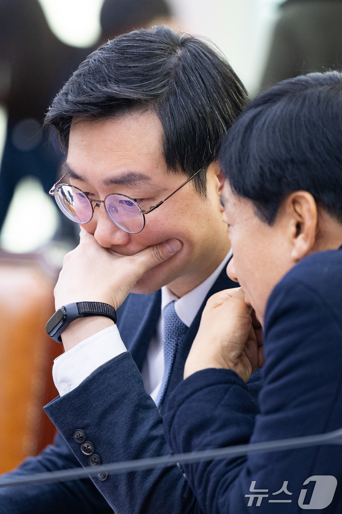 (서울=뉴스1) 유승관 기자 = 장경태 더불어민주당 의원이 5일 서울 여의도 국회에서 열린 제429회 국회(정기회) 법제사법위원회 제9차 법안심사제1소위원회에서 이성윤 의원과 대화 …