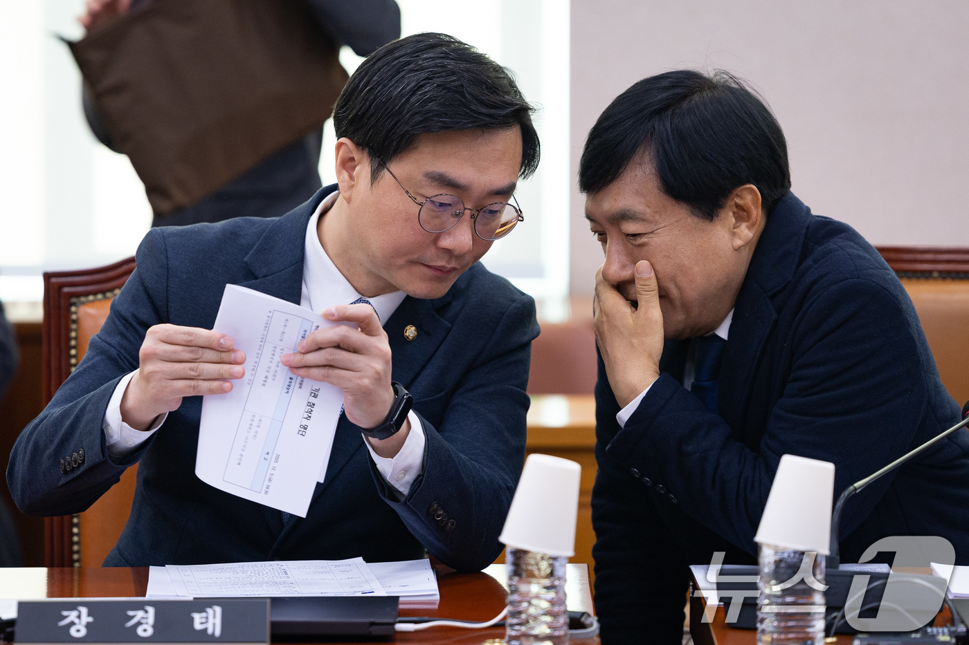 (서울=뉴스1) 유승관 기자 = 장경태 더불어민주당 의원이 5일 서울 여의도 국회에서 열린 제429회 국회(정기회) 법제사법위원회 제9차 법안심사제1소위원회에서 이성윤 의원과 대화 …