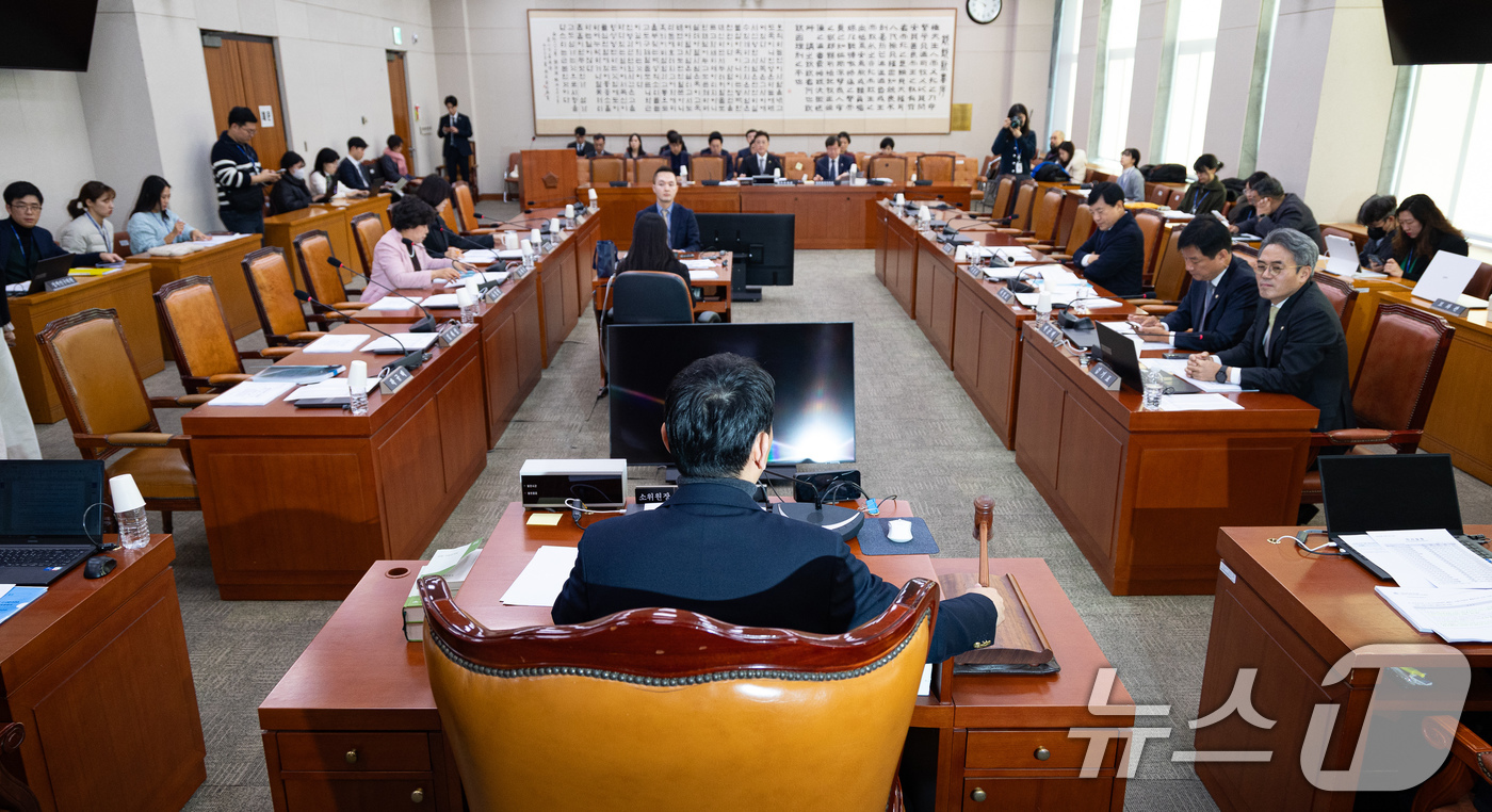 (서울=뉴스1) 유승관 기자 = 김용민 국회 법제사법위원회 법안심사제1소위원장이 5일 서울 여의도 국회에서 열린 제429회 국회(정기회) 법제사법위원회 제9차 법안심사제1소위원회에 …