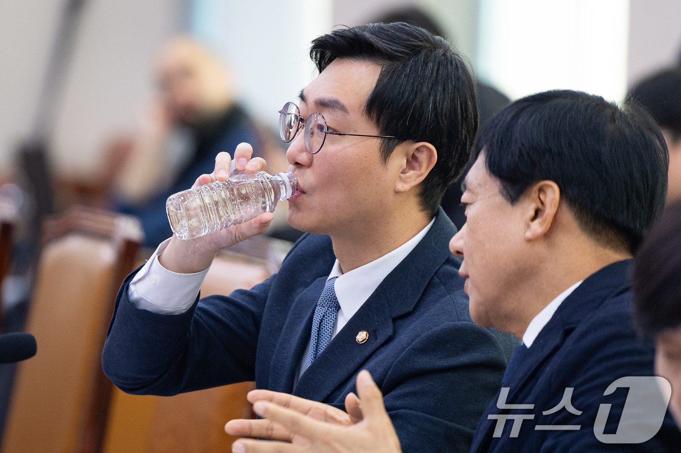 (서울=뉴스1) 유승관 기자 = 장경태 더불어민주당 의원이 5일 서울 여의도 국회에서 열린 제429회 국회(정기회) 법제사법위원회 제9차 법안심사제1소위원회에서 이성윤 의원과 대화 …