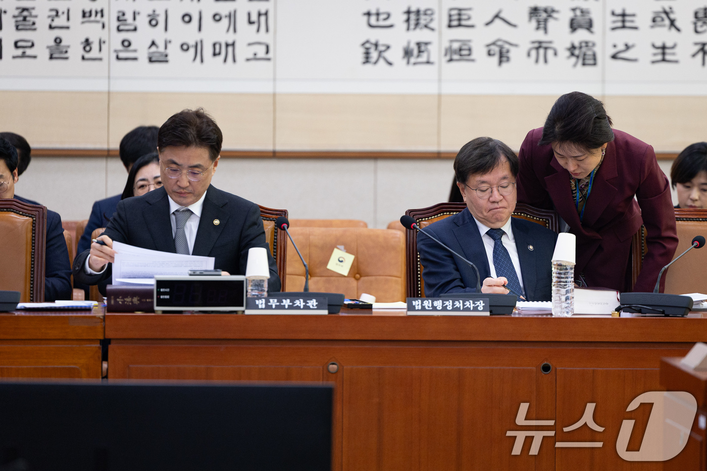 (서울=뉴스1) 유승관 기자 = 이진수 법무부 차관(왼쪽)과 배형원 법원행정처 차장이 5일 서울 여의도 국회에서 열린 제429회 국회(정기회) 법제사법위원회 제9차 법안심사제1소위 …