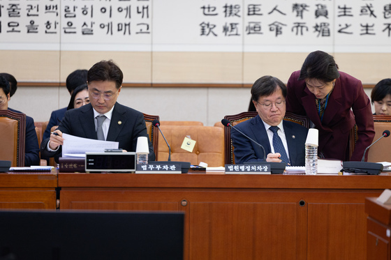 법사위 법안심사1소위 출석한 이진수 법무차관과 배형원 법원행정처차장