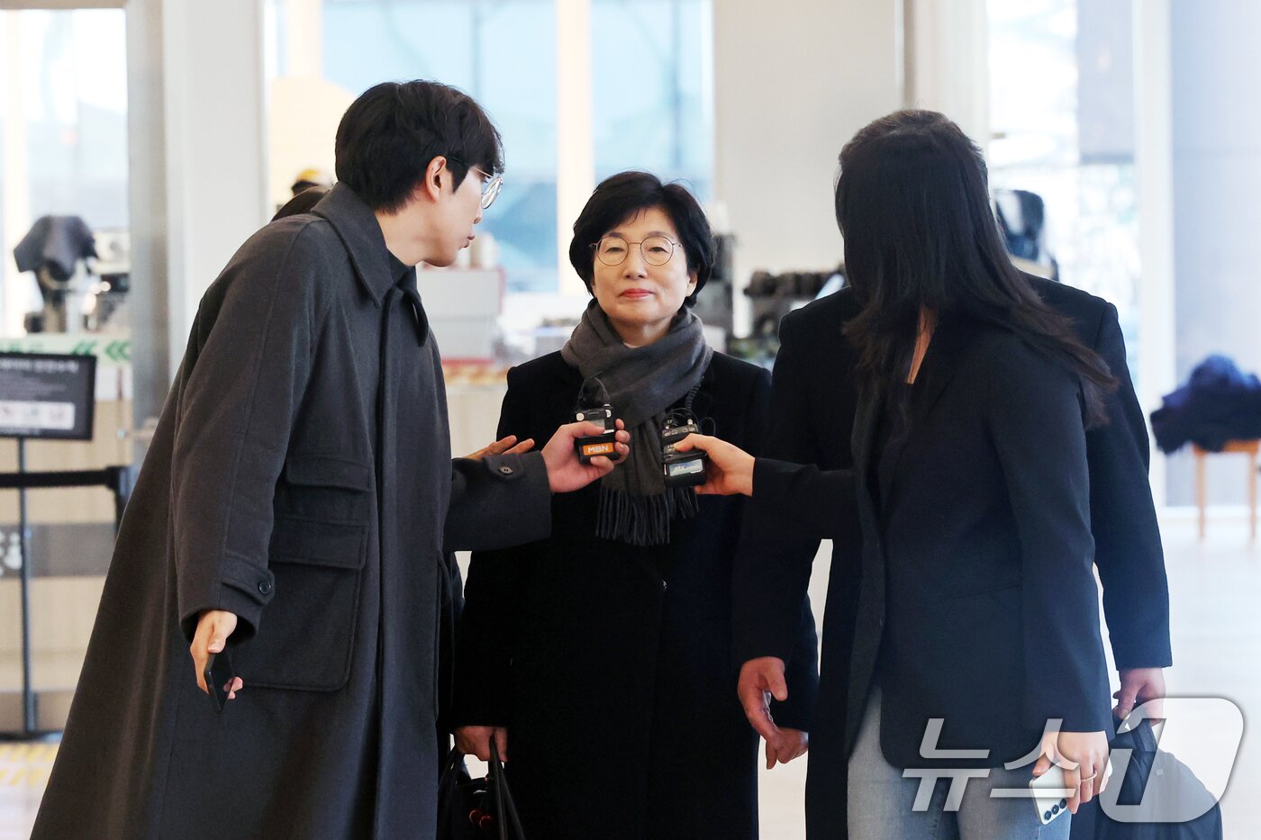 본문 이미지 - 김기현 국민의힘 의원 배우자 이 모 씨가 5일 오전 오전 서울 종로구 광화문 KT 빌딩에 마련된 김건희 특검(특별검사 민중기) 사무실에 피의자 신분으로 출석하고 있다. 2025.12.5/뉴스1 ⓒ News1 황기선 기자