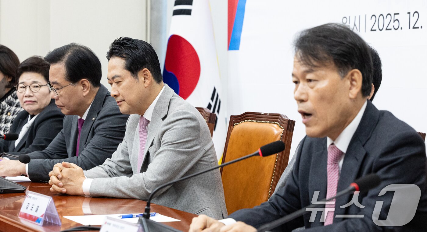 본문 이미지 - 장동혁 국민의힘 대표가 5일 서울 여의도 국회에서 열린 &#39;혼용무도&#39; 이재명정권 6개월 국정평가 회의에서 윤한홍 의원의 발언을 듣고 있다. 2025.12.5/뉴스1 ⓒ News1 이승배 기자