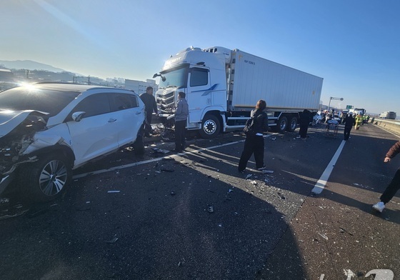 청주 3순환로서 차량 9대 추돌…18명 다쳐(종합)