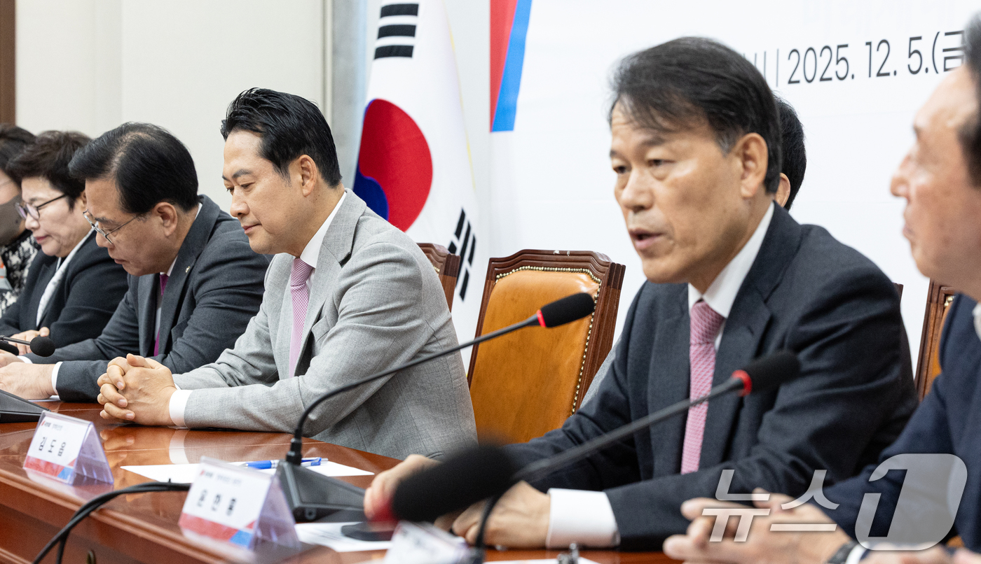 (서울=뉴스1) 이승배 기자 = 장동혁 국민의힘 대표가 5일 서울 여의도 국회에서 열린 '혼용무도' 이재명정권 6개월 국정평가 회의에서 윤한홍 의원의 발언을 듣고 있다. 2025. …