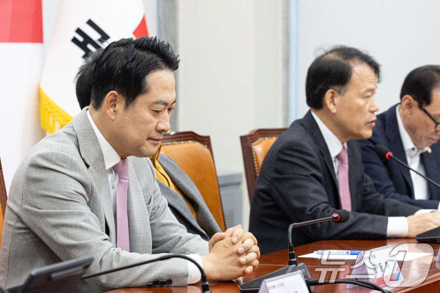 본문 이미지 - 장동혁 국민의힘 대표가 5일 서울 여의도 국회에서 열린 &#39;혼용무도&#39; 이재명정권 6개월 국정평가 회의에서 윤한홍 의원의 발언을 듣고 있다. 2025.12.5/뉴스1 ⓒ News1 이승배 기자