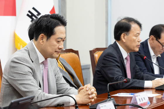 윤한홍 의원 작심 비판 발언 듣는 장동혁 대표