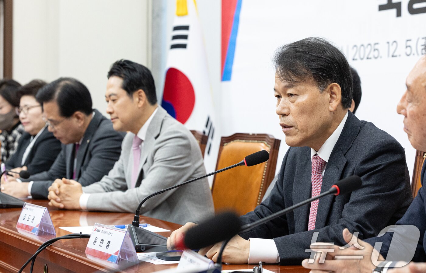 본문 이미지 - 윤한홍 국민의힘 의원이 5일 서울 여의도 국회에서 열린 &#39;혼용무도&#39; 이재명정권 6개월 국정평가 회의에서 발언하고 있다. 2025.12.5/뉴스1 ⓒ News1 이승배 기자