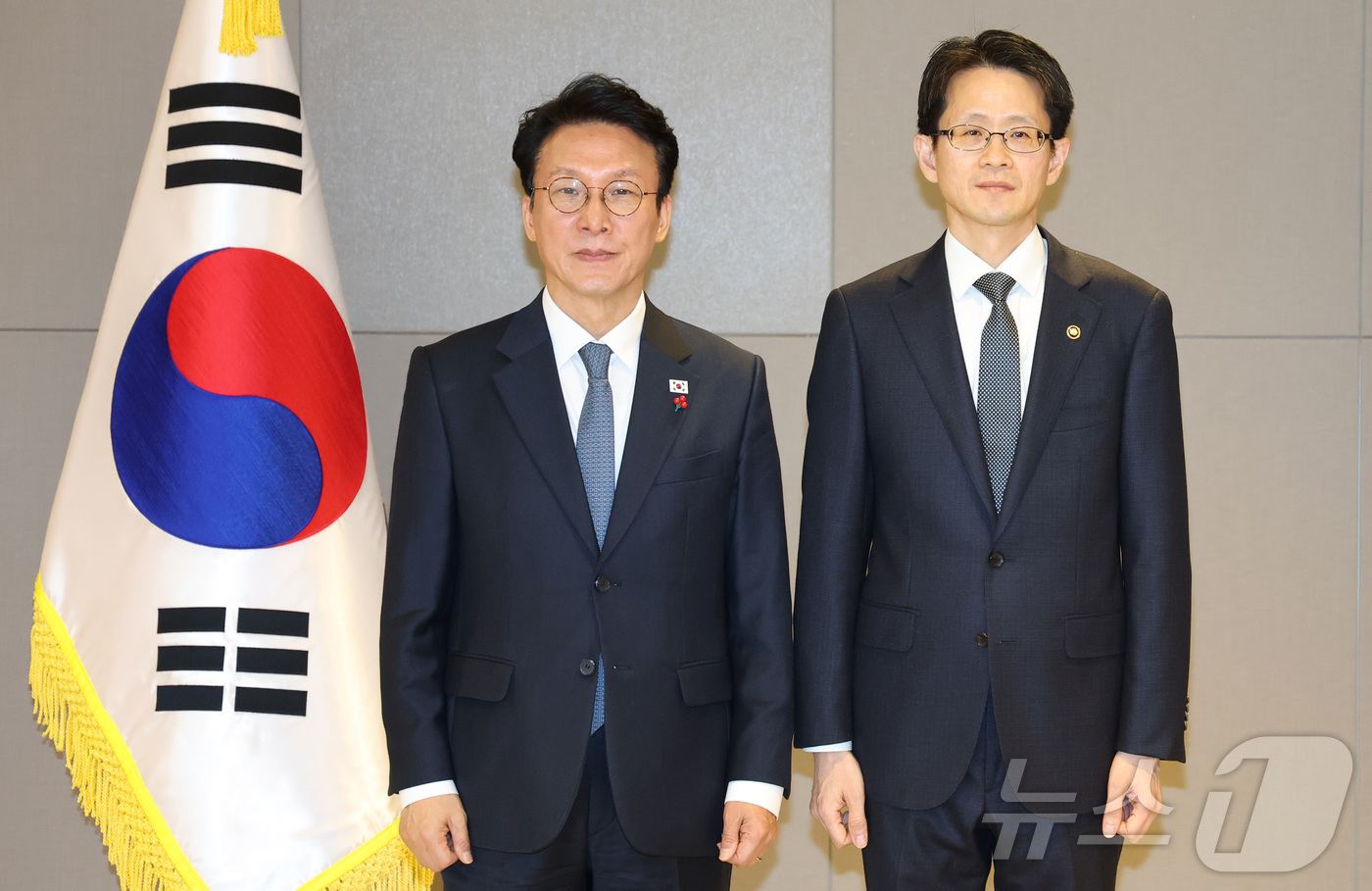 (세종=뉴스1) 김기남 기자 = 김민석 국무총리가 5일 오전 세종시 정부세종청사에서 백승보 조달청장에게 임명장을 수여한 뒤 기념촬영을 하고 있다. 2025.12.5/뉴스1