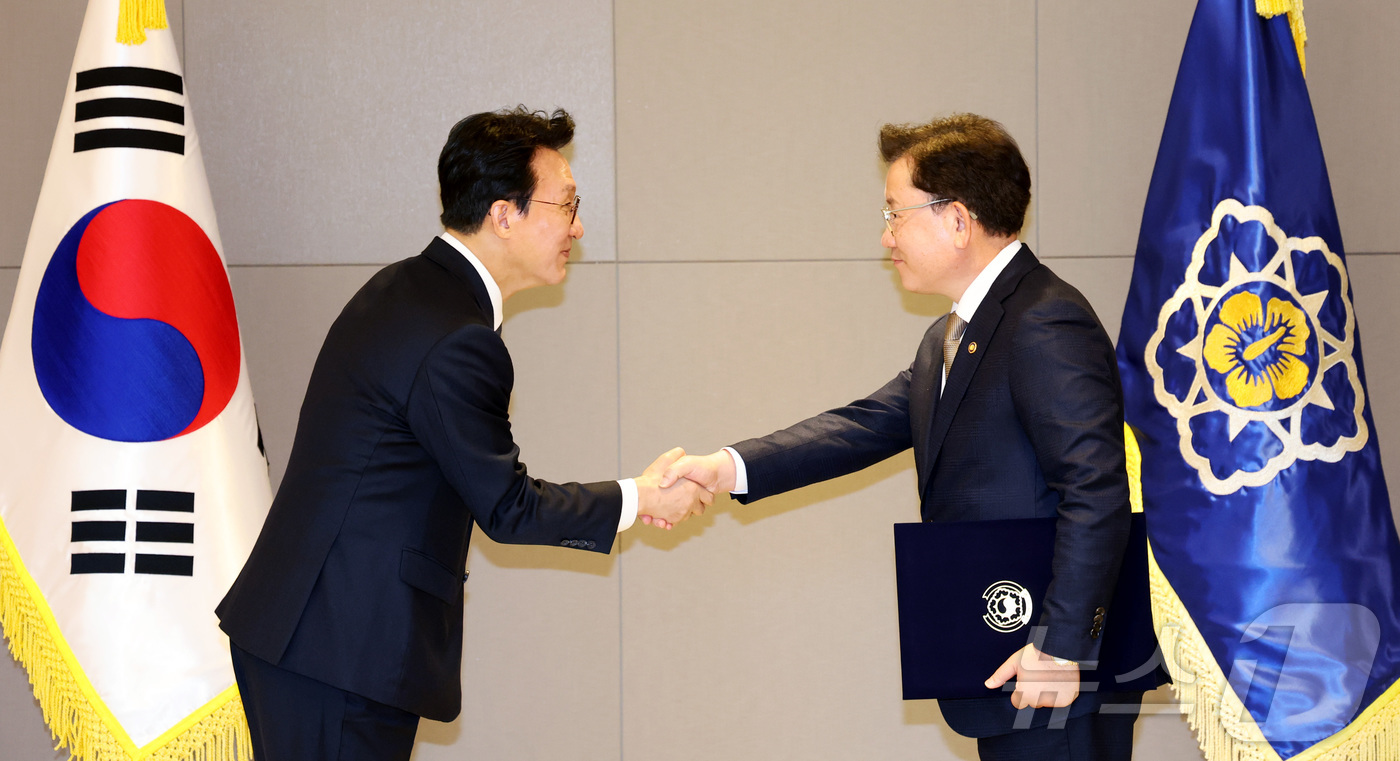 (세종=뉴스1) 김기남 기자 = 김민석 국무총리가 5일 오전 세종시 정부세종청사에서 이승돈 농촌진흥청장에게 임명장을 수여하고 있다. 2025.12.5/뉴스1