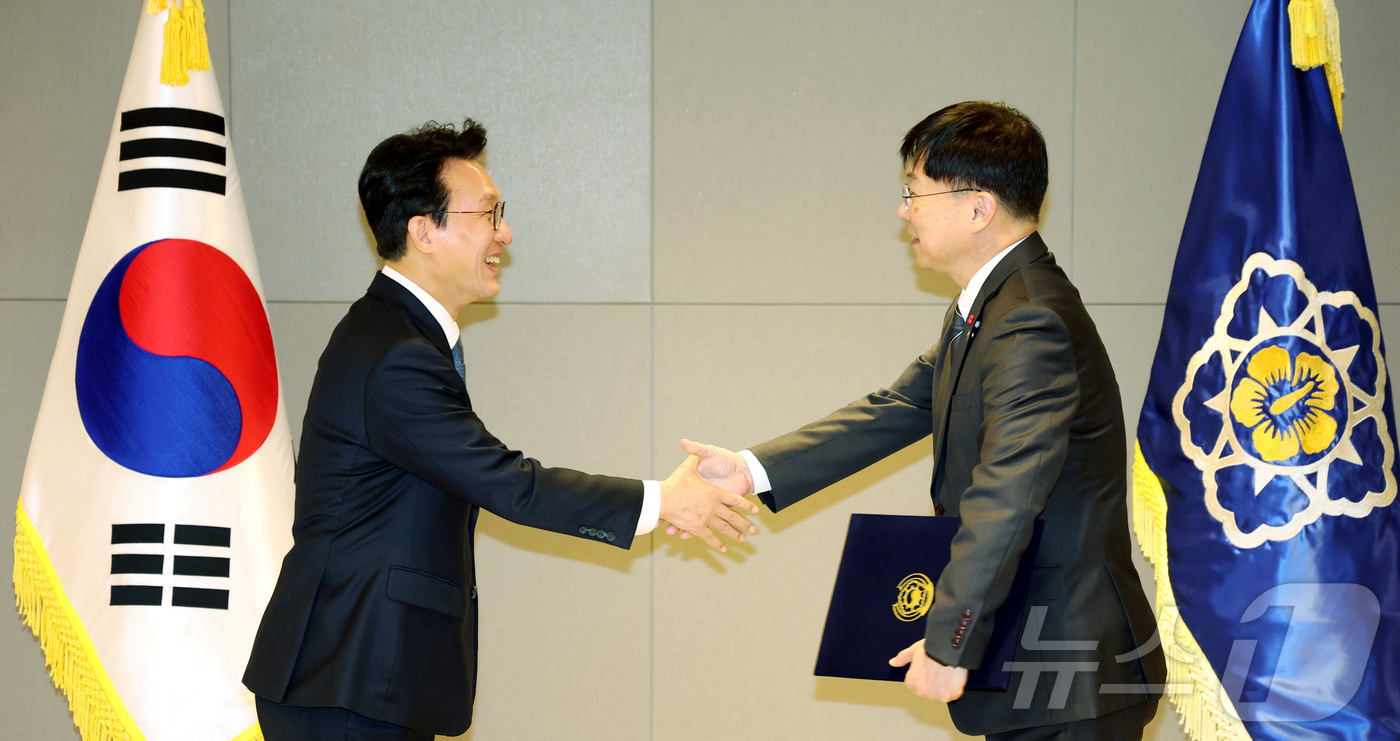 (세종=뉴스1) 김기남 기자 = 김민석 국무총리가 5일 오전 세종시 정부세종청사에서 안형준 국가데이터 처장에게 임명장을 수여하고 있다. 2025.12.5/뉴스1