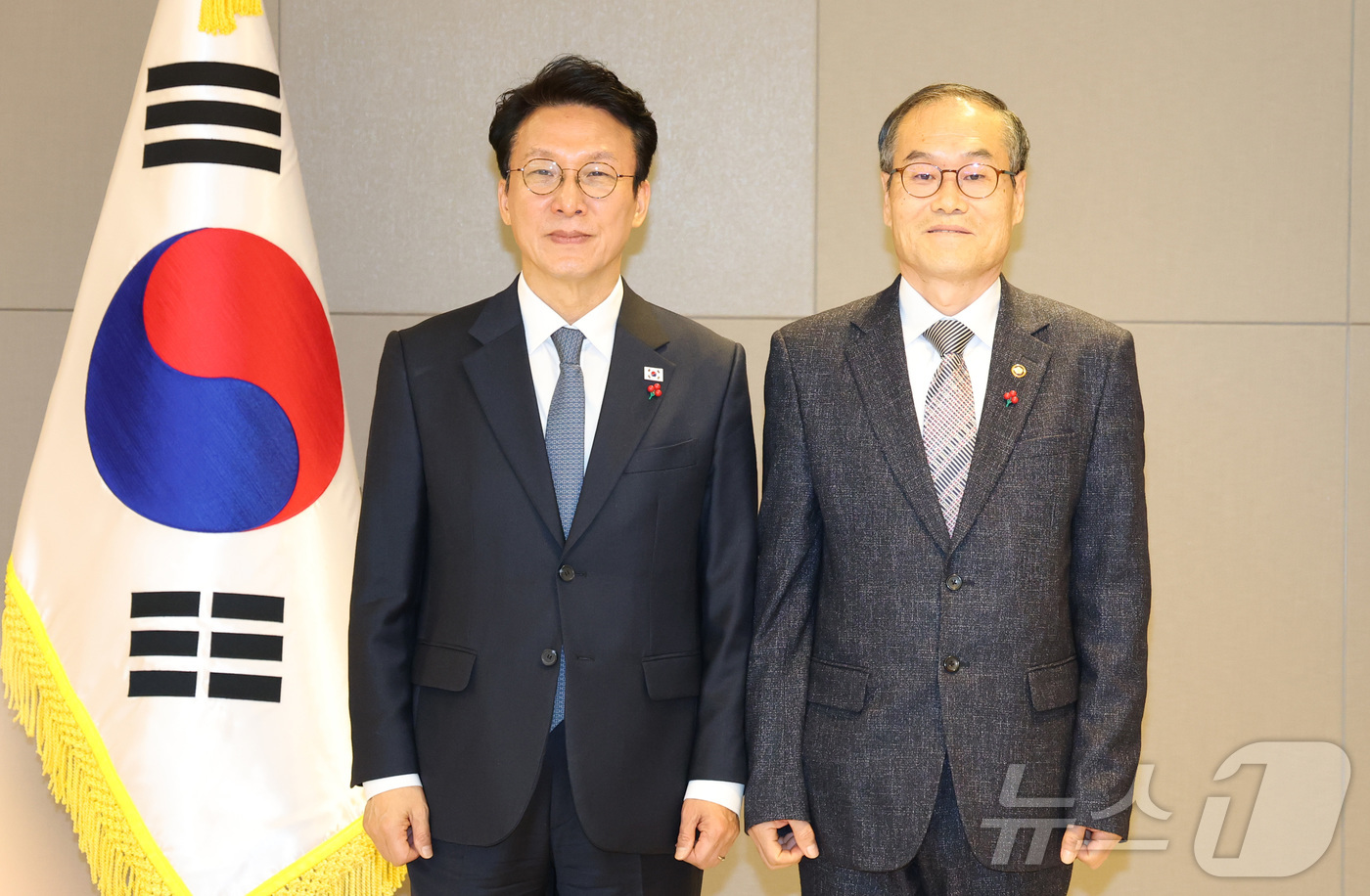 (세종=뉴스1) 김기남 기자 = 김민석 국무총리가 5일 오전 세종시 정부세종청사에서 이용철 방위사업청장에게 임명장을 수여한 뒤 기념촬영을 하고 있다. 2025.12.5/뉴스1