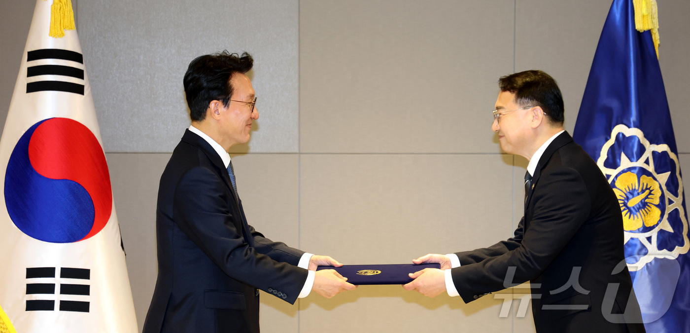 (세종=뉴스1) 김기남 기자 = 김민석 국무총리가 5일 오전 세종시 정부세종청사에서 김인호 산림청장에게 임명장을 수여하고 있다. 2025.12.5/뉴스1