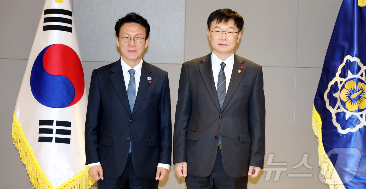 (세종=뉴스1) 김기남 기자 = 김민석 국무총리가 5일 오전 세종시 정부세종청사에서 안형준 국가데이터 처장에게 임명장을 수여한 뒤 기념촬영을 하고 있다. 2025.12.5/뉴스1