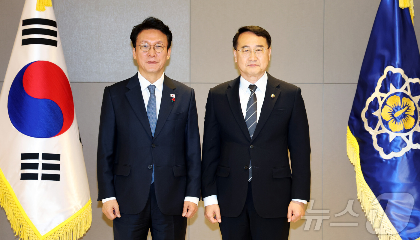 (세종=뉴스1) 김기남 기자 = 김민석 국무총리가 5일 오전 세종시 정부세종청사에서 김인호 산림청장에게 임명장을 수여한 뒤 기념촬영을 하고 있다. 2025.12.5/뉴스1