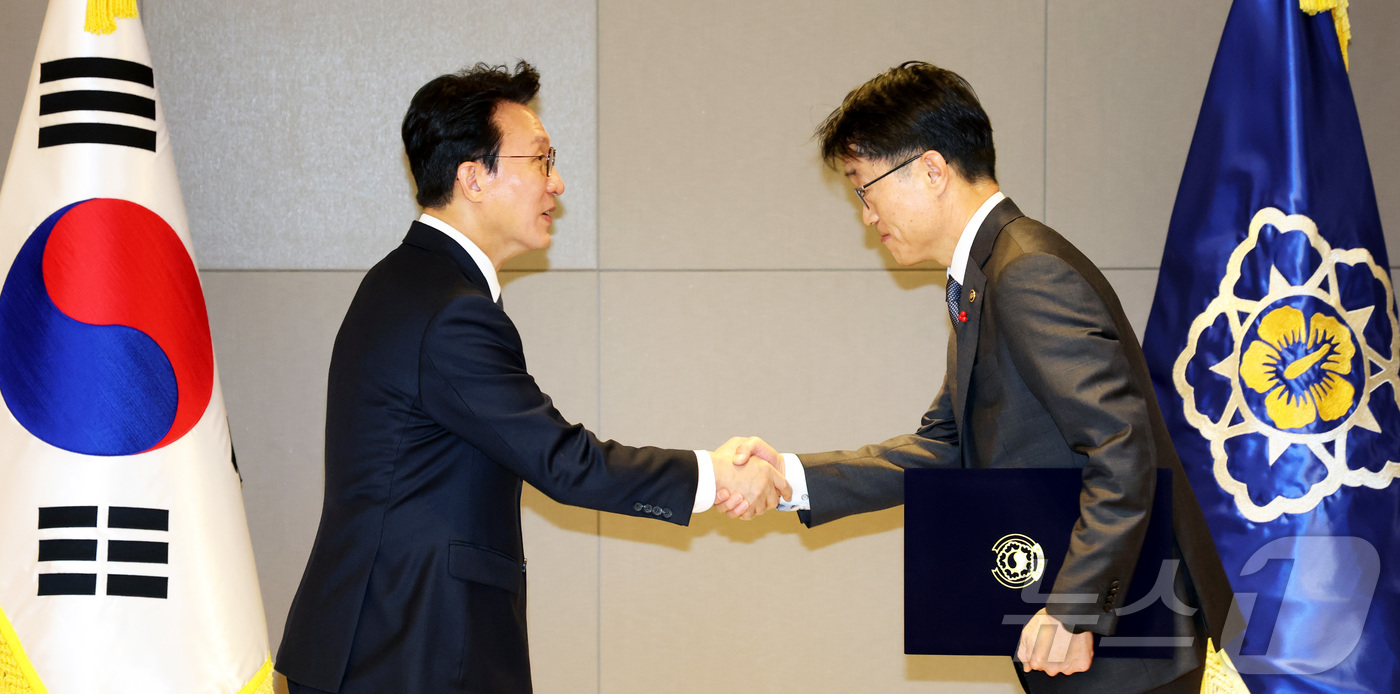 (세종=뉴스1) 김기남 기자 = 김민석 국무총리가 5일 오전 세종시 정부세종청사에서 한삼석 국민권익위원회 부위원장에게 임명장을 수여하고 있다. 2025.12.5/뉴스1