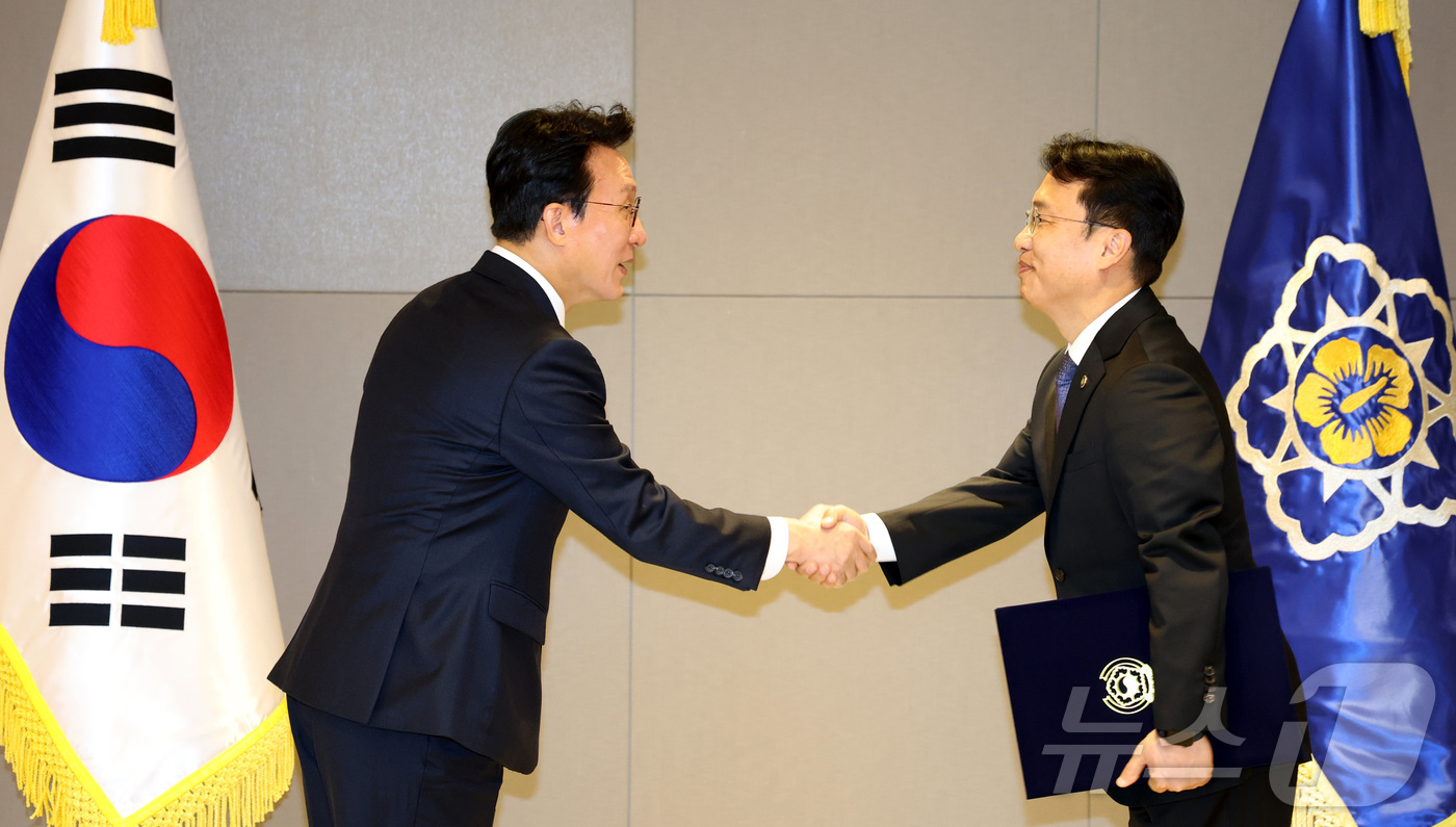 (세종=뉴스1) 김기남 기자 = 김민석 국무총리가 5일 오전 세종시 정부세종청사에서 강주엽 행복청장에게 임명장을 수여하고 있다. 2025.12.5/뉴스1