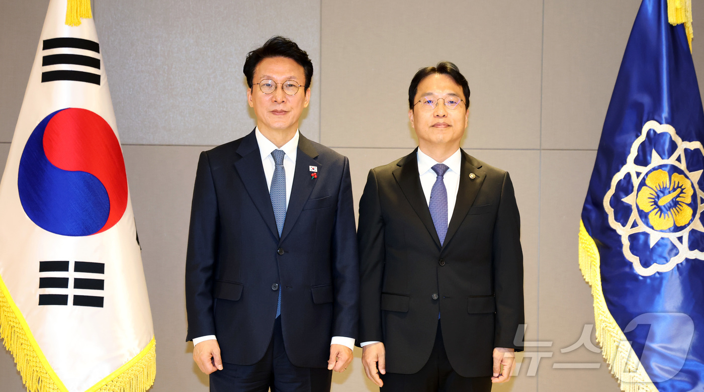 (세종=뉴스1) 김기남 기자 = 김민석 국무총리가 5일 오전 세종시 정부세종청사에서 강주엽 행복청장에게 임명장을 수여한 뒤 기념촬영을 하고 있다. 2025.12.5/뉴스1