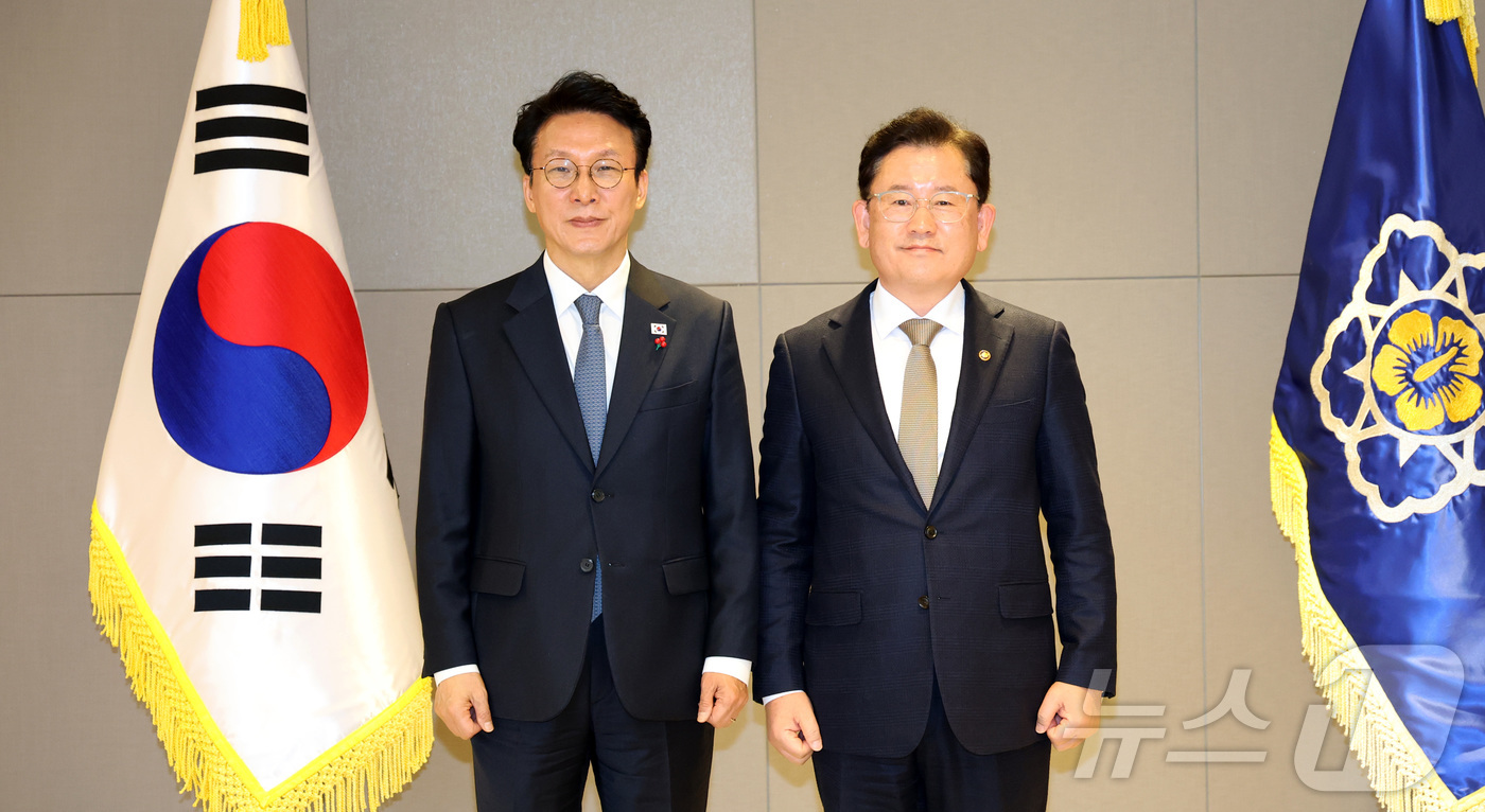 (세종=뉴스1) 김기남 기자 = 김민석 국무총리가 5일 오전 세종시 정부세종청사에서 이승돈 농촌진흥청장에게 임명장을 수여한 뒤 기념촬영을 하고 있다. 2025.12.5/뉴스1