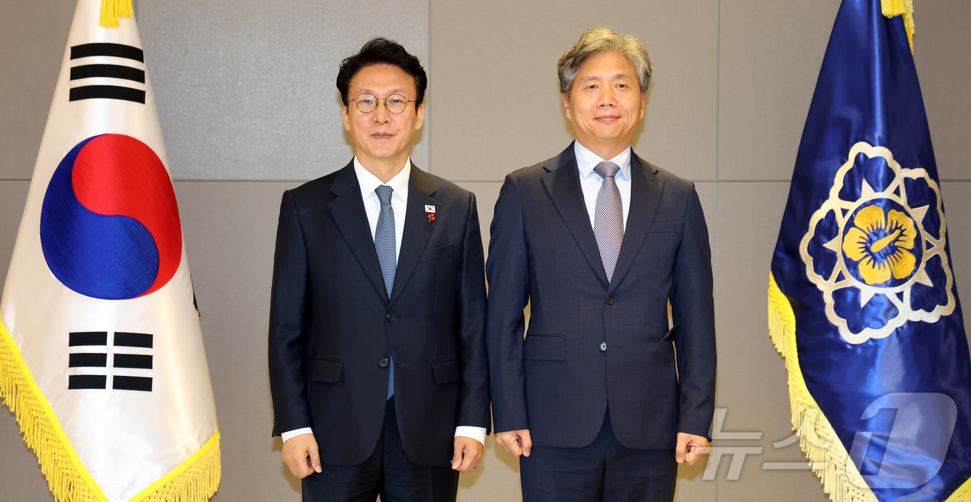 (세종=뉴스1) 김기남 기자 = 김민석 국무총리가 5일 오전 세종시 정부세종청사에서 류현철 고용노동부 산업안전보건본부장에게 임명장을 수여한 뒤 기념촬영을 하고 있다. 2025.12 …