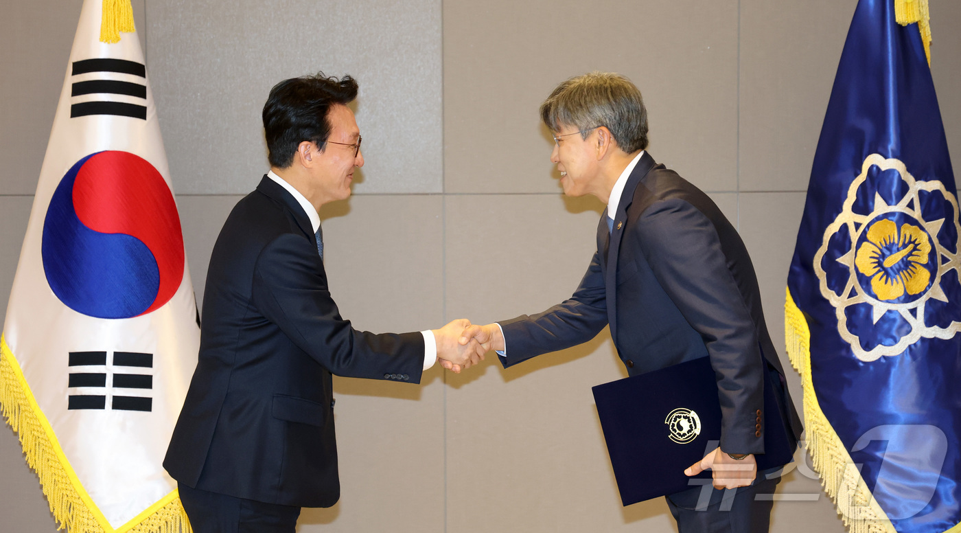 (세종=뉴스1) 김기남 기자 = 김민석 국무총리가 5일 오전 세종시 정부세종청사에서 김이탁 국토교통부 1차관에게 임명장을 수여하고 있다. 2025.12.5/뉴스1