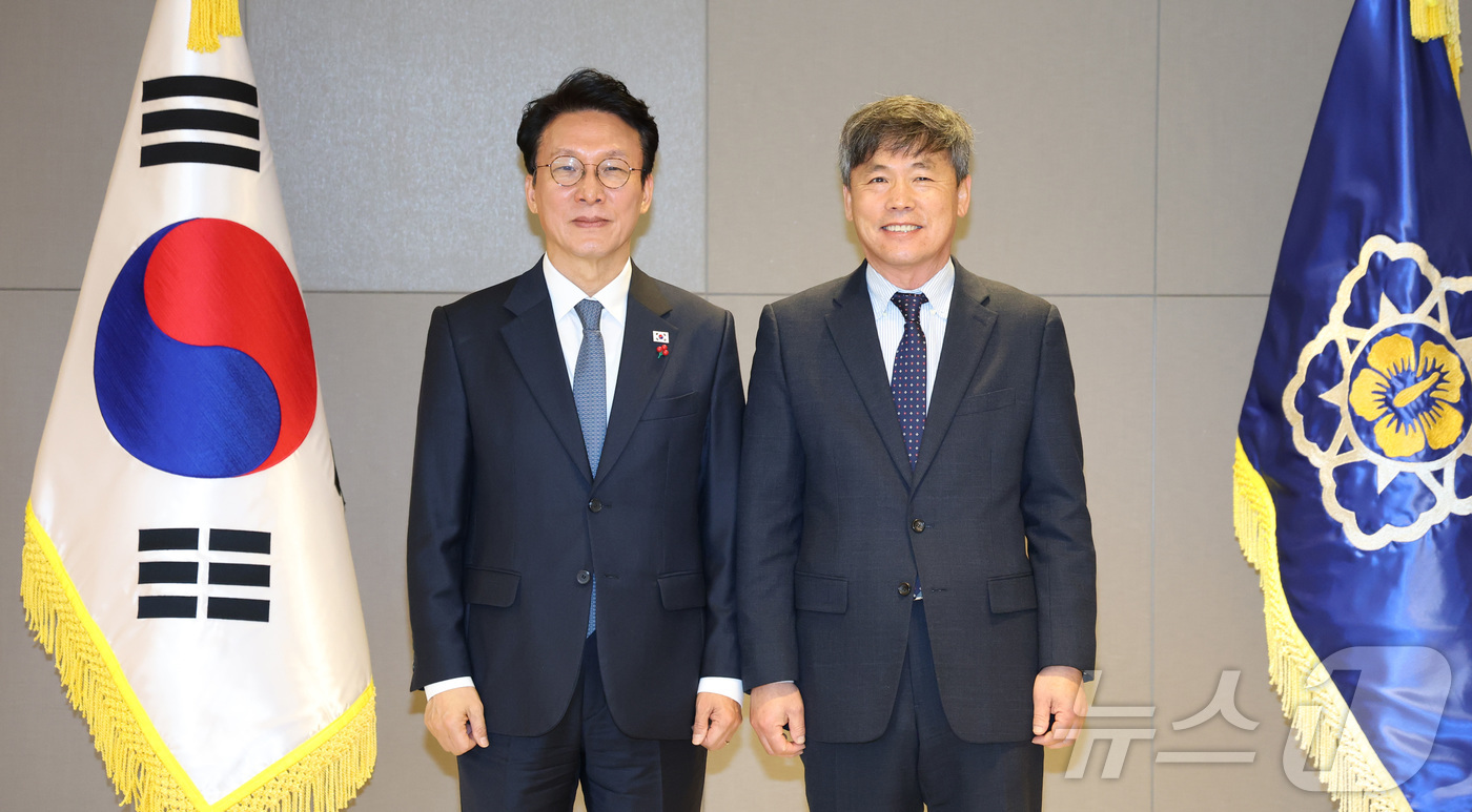 (세종=뉴스1) 김기남 기자 = 김민석 국무총리가 5일 오전 세종시 정부세종청사에서 김현권 고준위 방사성 폐기물관리위원장에게 임명장을 수여한 뒤 기념촬영을 하고 있다. 2025.1 …