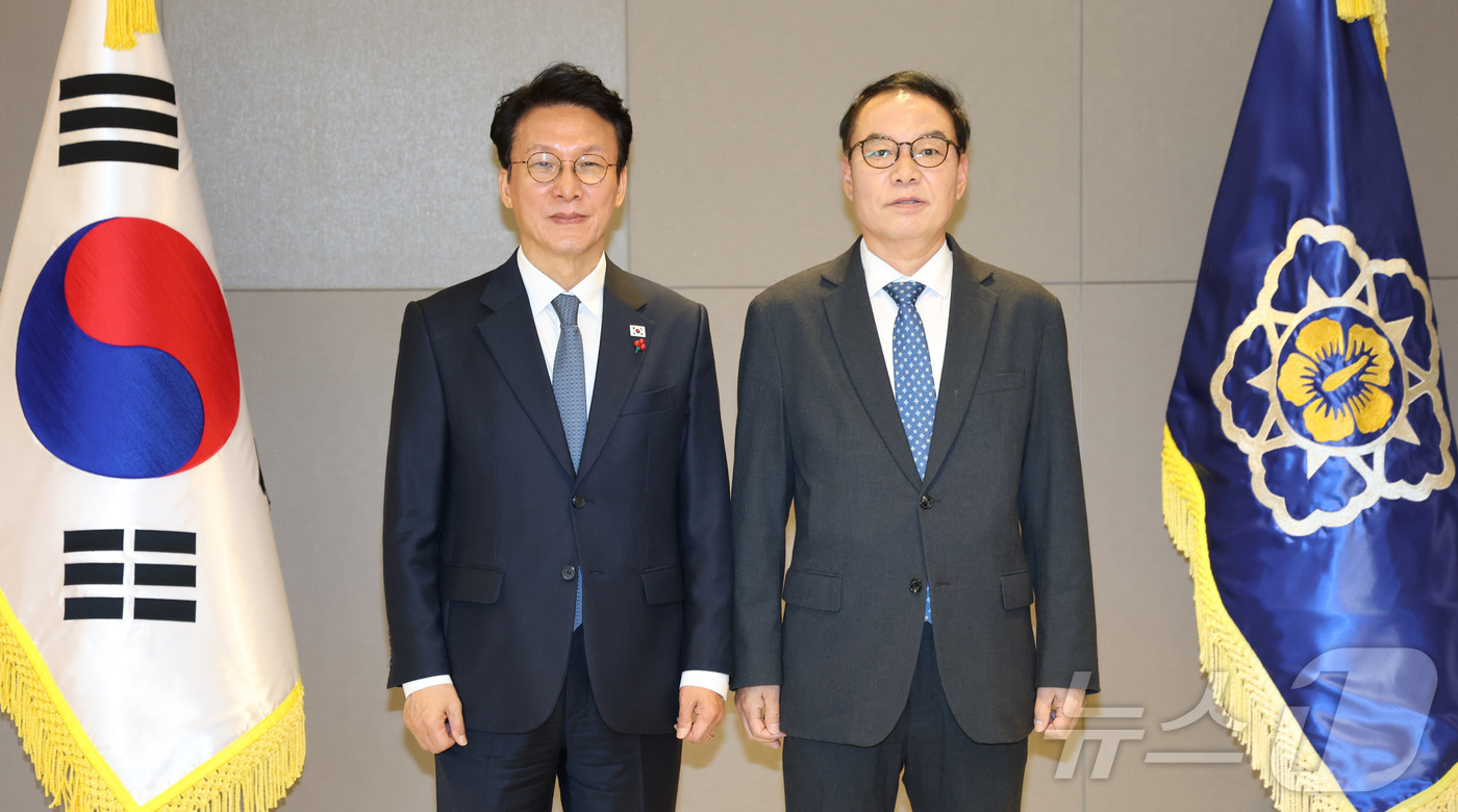 (세종=뉴스1) 김기남 기자 = 김민석 국무총리가 5일 오전 세종시 정부세종청사에서 정한중 소청심사위원장에게 임명장을 수여한 뒤 기념촬영을 하고 있다. 2025.12.5/뉴스1