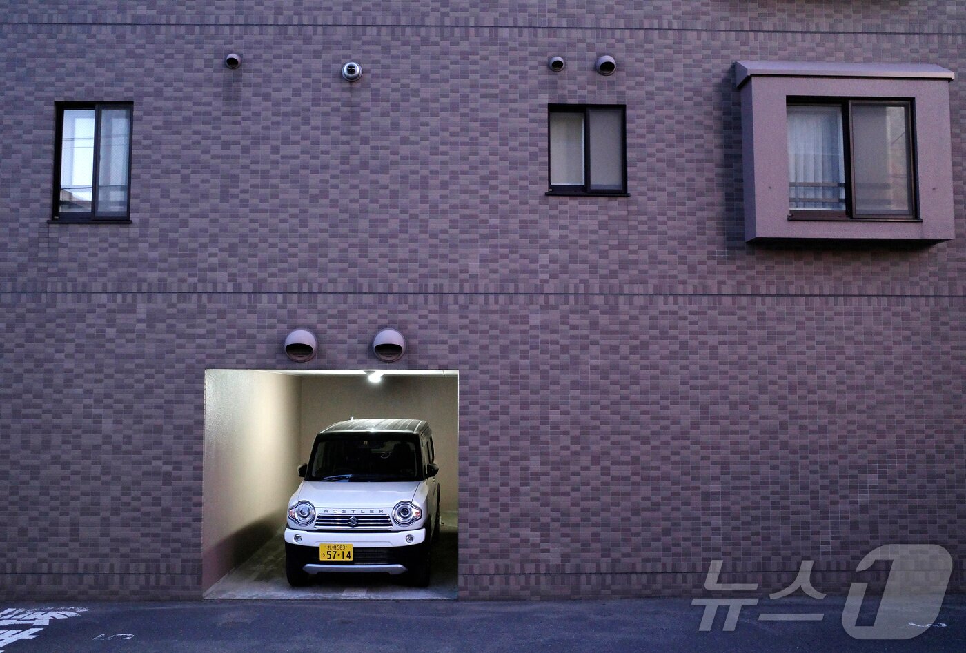 본문 이미지 - 일본 홋카이도 삿포로의 한 주택가에 경차가 주차돼 있다. 2019.9.21 ⓒ 로이터=뉴스1 ⓒ News1 강민경 기자