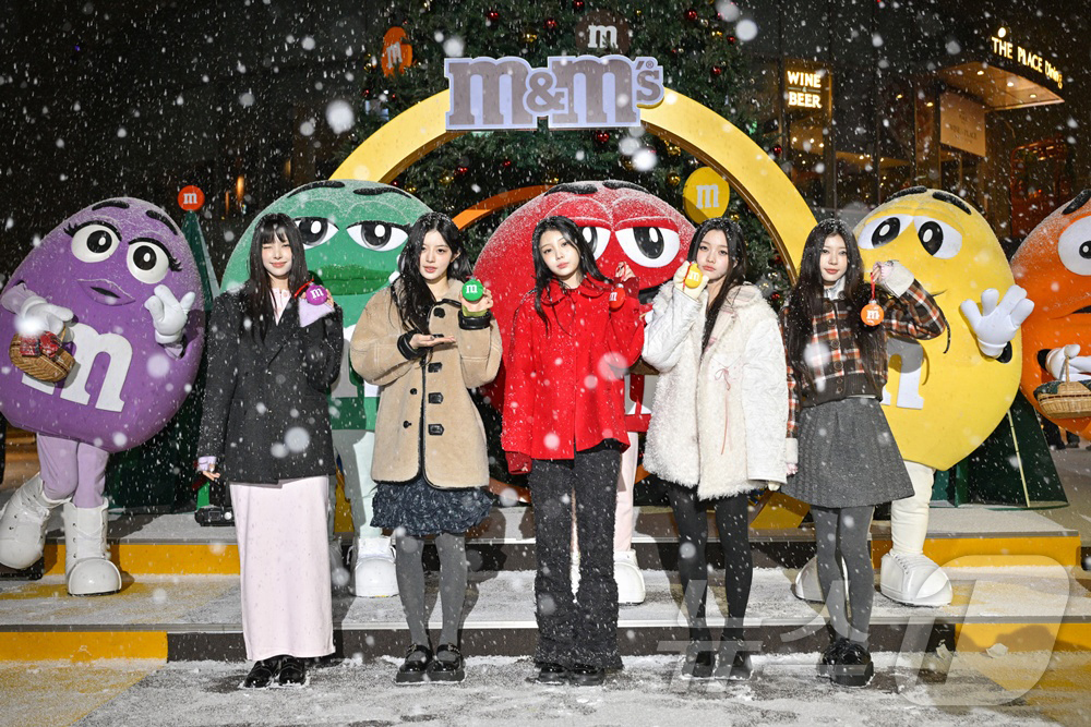 (서울=뉴스1) = 지난 4일 서울 남산타워 앞 플라자에서 열린 매지컬 홀리데이 팝업 행사에서 엠엔엠즈 아시아 앰버서더 K-팝 걸그룹 아일릿 멤버들이 참석해 팬들에게 인사를 하고 …