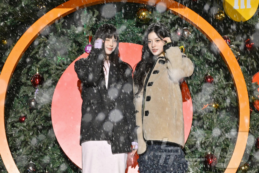 (서울=뉴스1) = 지난 4일 서울 남산타워 앞 플라자에서 열린 매지컬 홀리데이 팝업 행사에서 엠엔엠즈 아시아 앰버서더 K-팝 걸그룹 아일릿 멤버인 윤아와 민주가 팬들에게 인사를 …