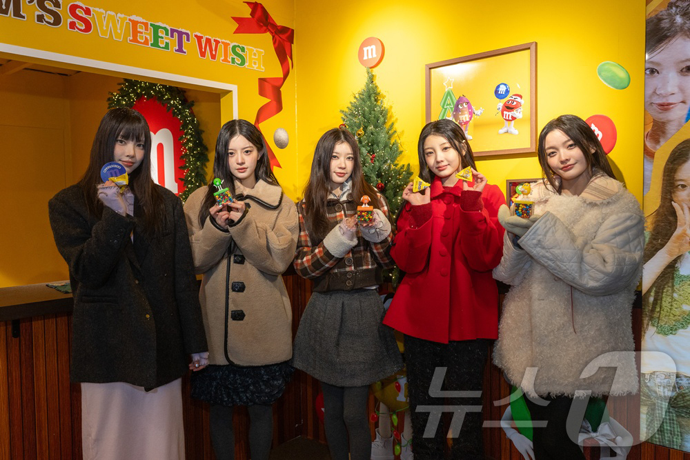 (서울=뉴스1) = 지난 4일 서울 남산타워 앞 플라자에서 열린 매지컬 홀리데이 팝업 행사에서 엠엔엠즈 아시아 앰버서더 K-팝 걸그룹 아일릿 멤버들이 참석해 팬들에게 인사를 하고 …