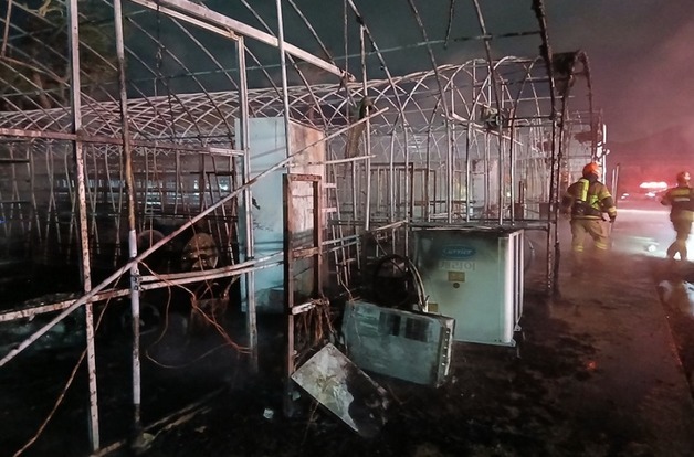 옥천 군서면 농장 비닐하우스서 불…5개동 전소