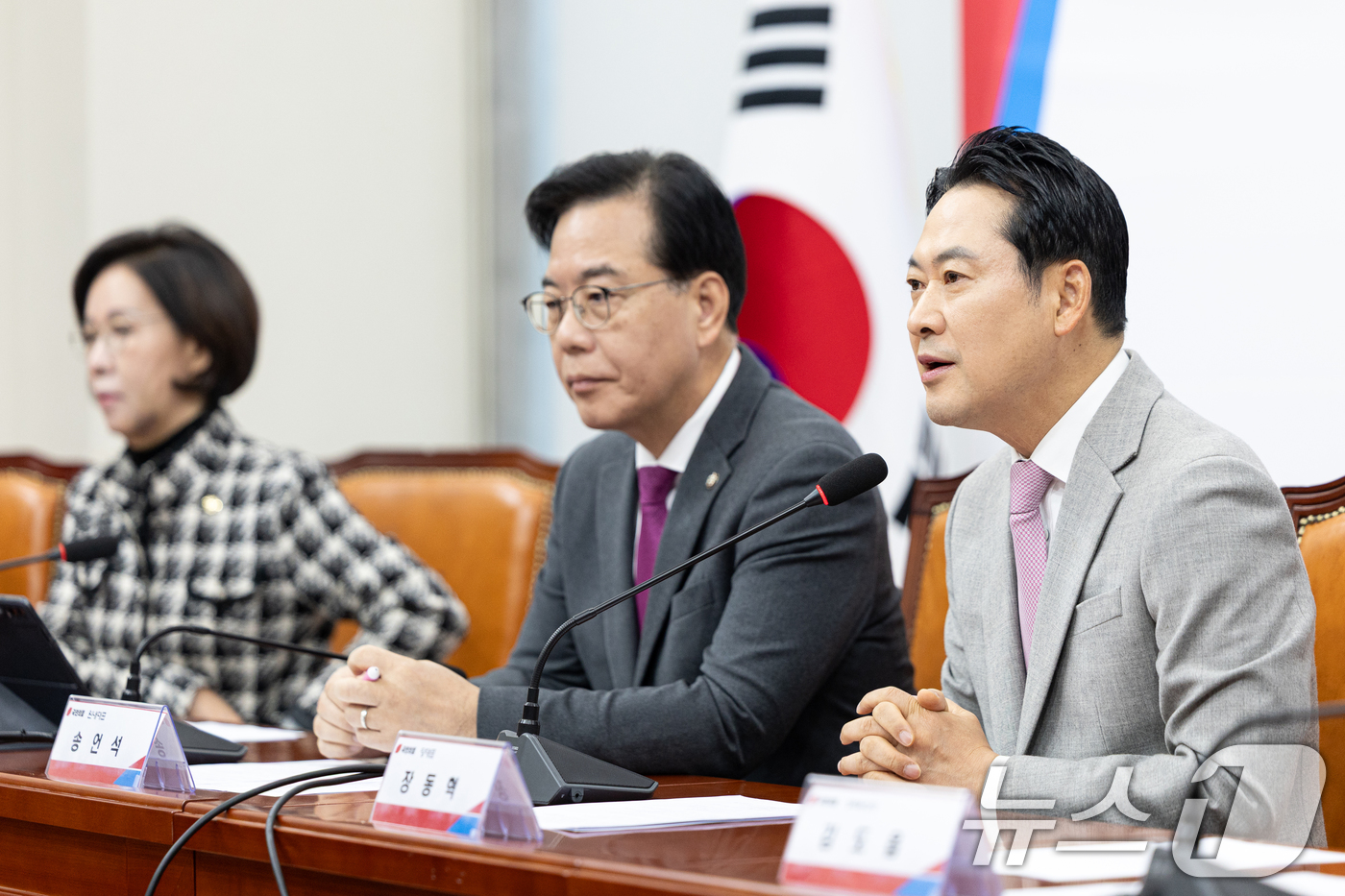 (서울=뉴스1) 이승배 기자 = 장동혁 국민의힘 대표가 5일 서울 여의도 국회에서 열린 '혼용무도' 이재명정권 6개월 국정평가 회의에서 모두발언하고 있다. 2025.12.5/뉴스1 …