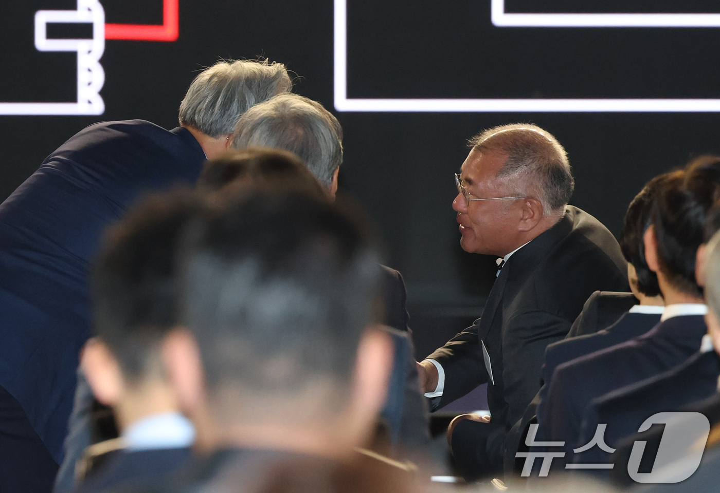 (용인=뉴스1) 김영운 기자 = 정의선 현대자동차그룹 회장이 5일 경기 용인시 처인구 기아 비전스퀘어에서 열린 '기아 80주년 기념식'에서 내빈들과 인사를 나누고 있다. 2025. …