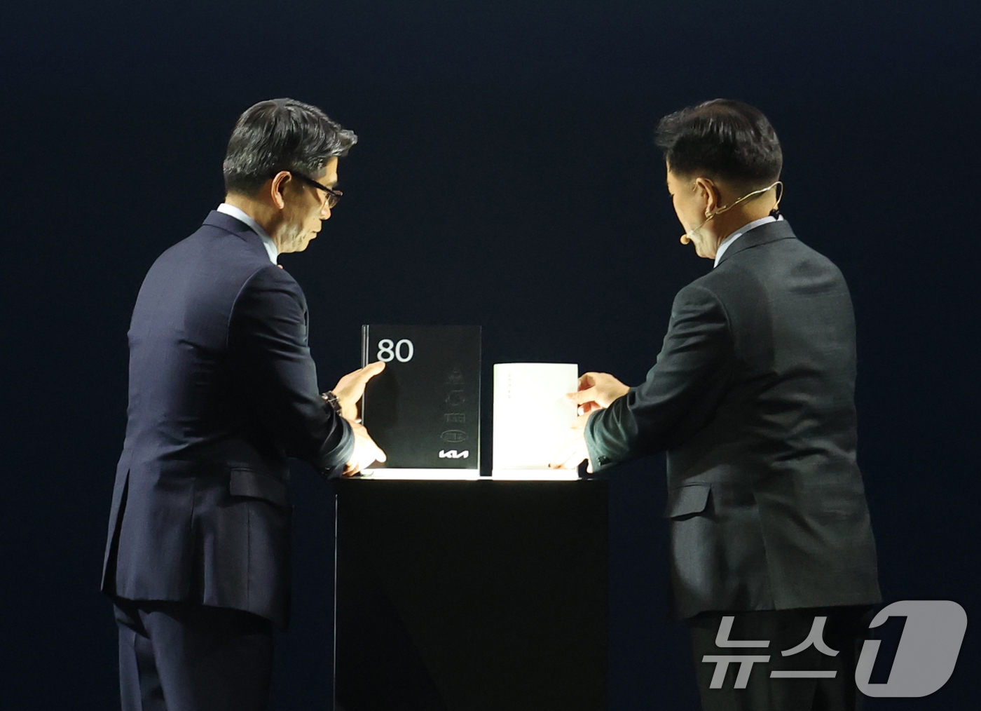 (용인=뉴스1) 김영운 기자 = 송호성 기아 대표이사 사장과 정의철 기아 기업전략실 전무가 5일 경기 용인시 처인구 기아 비전스퀘어에서 열린 '기아 80주년 기념식'에서 기아 80 …