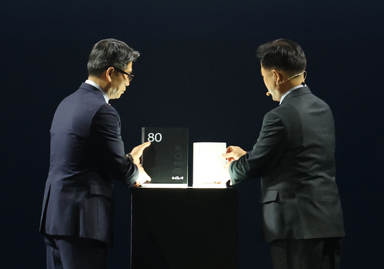 공개되는 기아 80년 사사