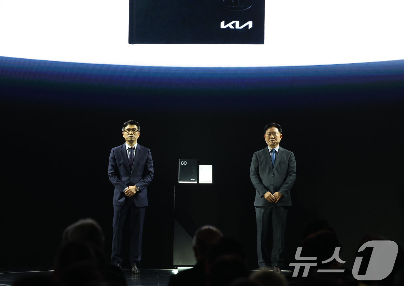 (용인=뉴스1) 김영운 기자 = 송호성 기아 대표이사 사장과 정의철 기아 기업전략실 전무가 5일 경기 용인시 처인구 기아 비전스퀘어에서 열린 '기아 80주년 기념식'에서 고 있다. …