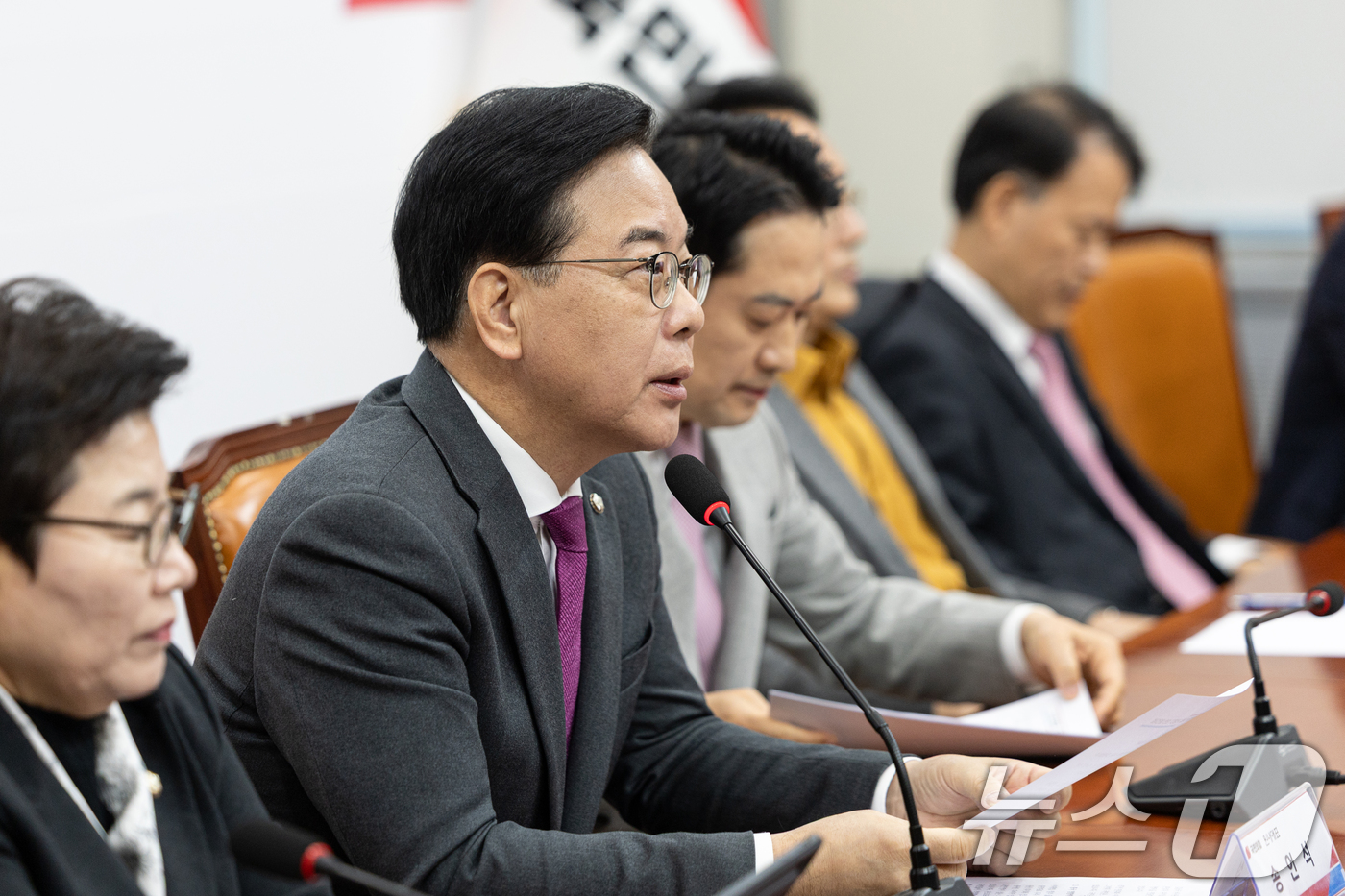 (서울=뉴스1) 이승배 기자 = 송언석 국민의힘 원내대표가 5일 서울 여의도 국회에서 열린 '혼용무도' 이재명정권 6개월 국정평가 회의에서 모두발언하고 있다. 2025.12.5/뉴 …