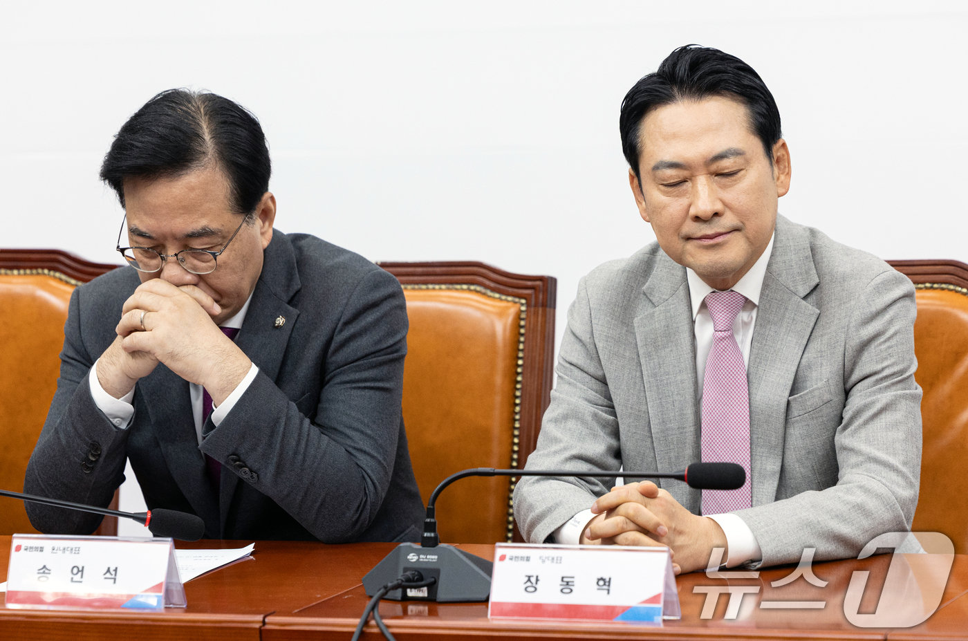 (서울=뉴스1) 이승배 기자 = 장동혁 국민의힘 대표와 송언석 원내대표가 5일 서울 여의도 국회에서 열린 '혼용무도' 이재명정권 6개월 국정평가 회의에서 생각에 잠겨있다. 2025 …