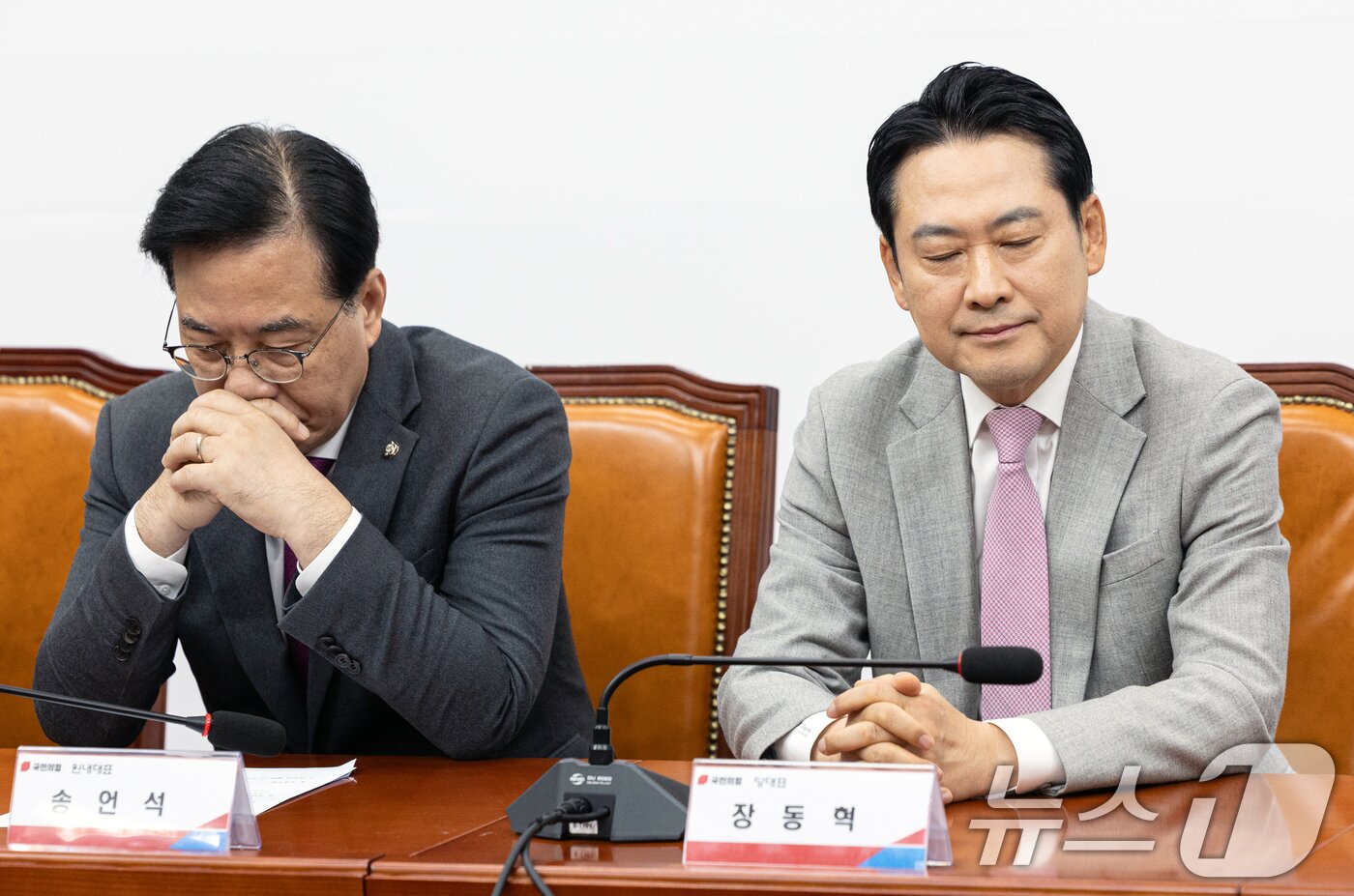 본문 이미지 - 장동혁 국민의힘 대표와 송언석 원내대표가 5일 서울 여의도 국회에서 열린 &#39;혼용무도&#39; 이재명정권 6개월 국정평가 회의에서 생각에 잠겨있다. 2025.12.5/뉴스1 ⓒ News1 이승배 기자