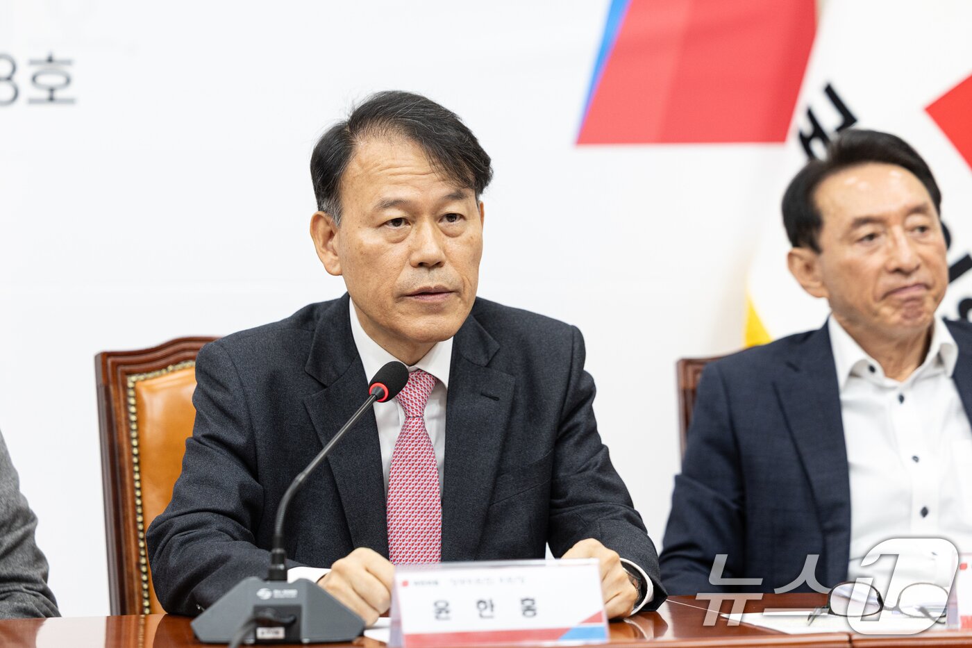 본문 이미지 - 윤한홍 국민의힘 의원이 5일 서울 여의도 국회에서 열린 &#39;혼용무도&#39; 이재명정권 6개월 국정평가 회의에서 발언하고 있다. 2025.12.5/뉴스1 ⓒ News1 이승배 기자