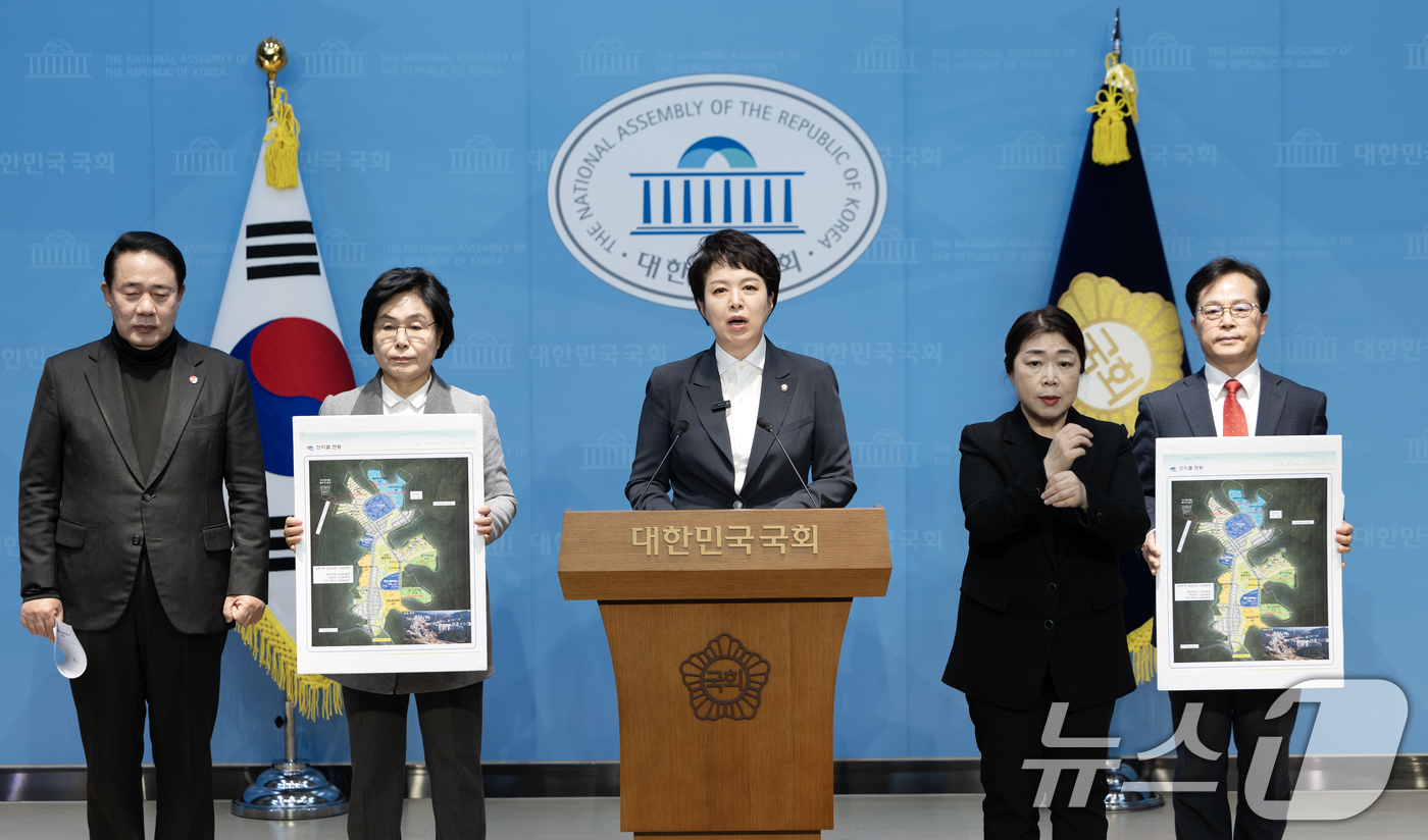 (서울=뉴스1) 이승배 기자 = 김은혜 국민의힘 의원이 5일 서울 여의도 국회 소통관에서 대장동 사건 관련 기자회견을 하고 있다. 2025.12.5/뉴스1